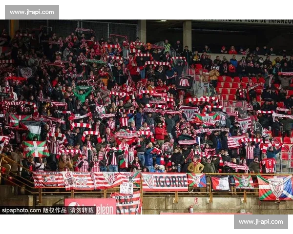 半决赛激烈对决引发全场关注球迷热议精彩瞬间集锦